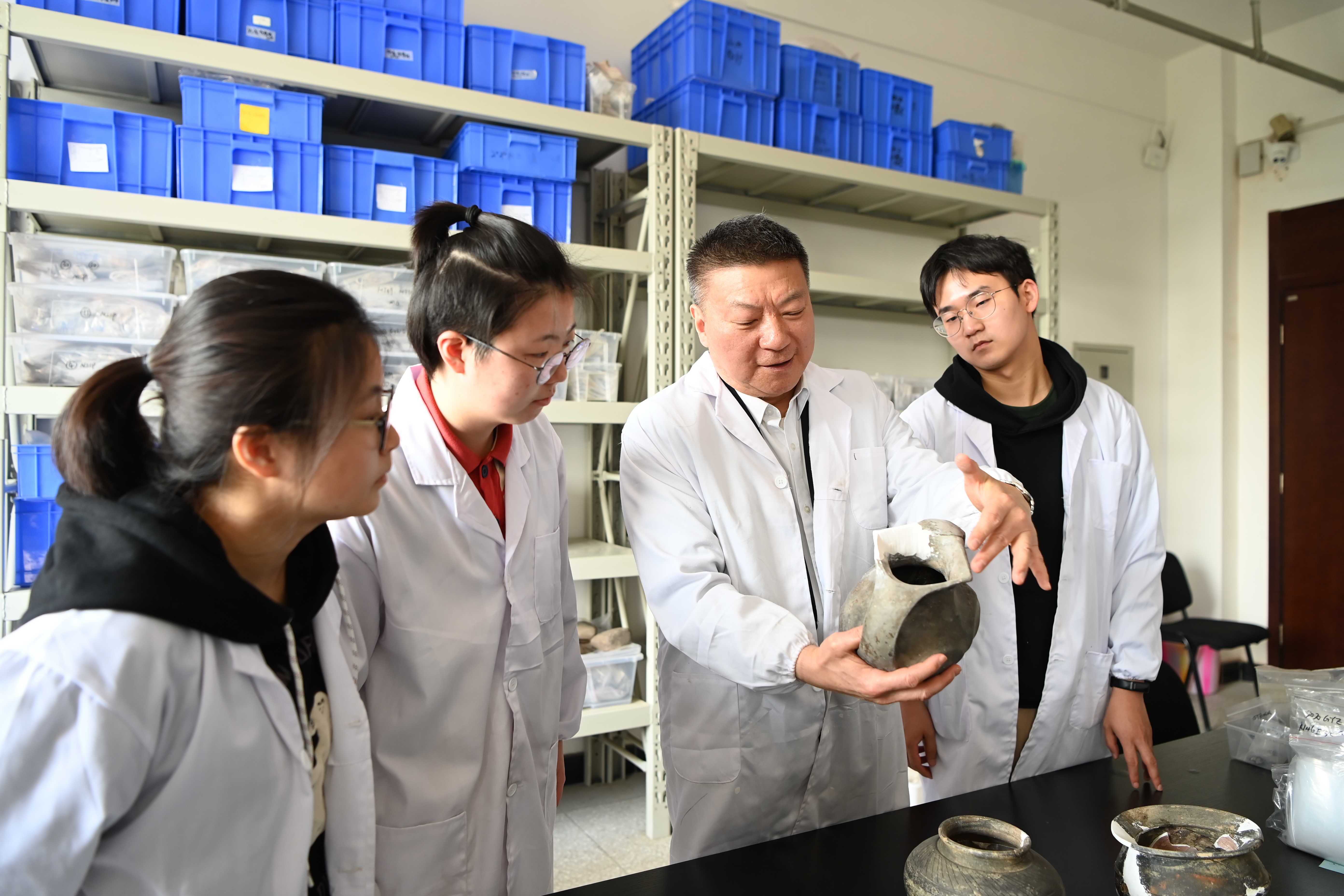 霍?。骸鞍装l少年”的熱土與荒丘